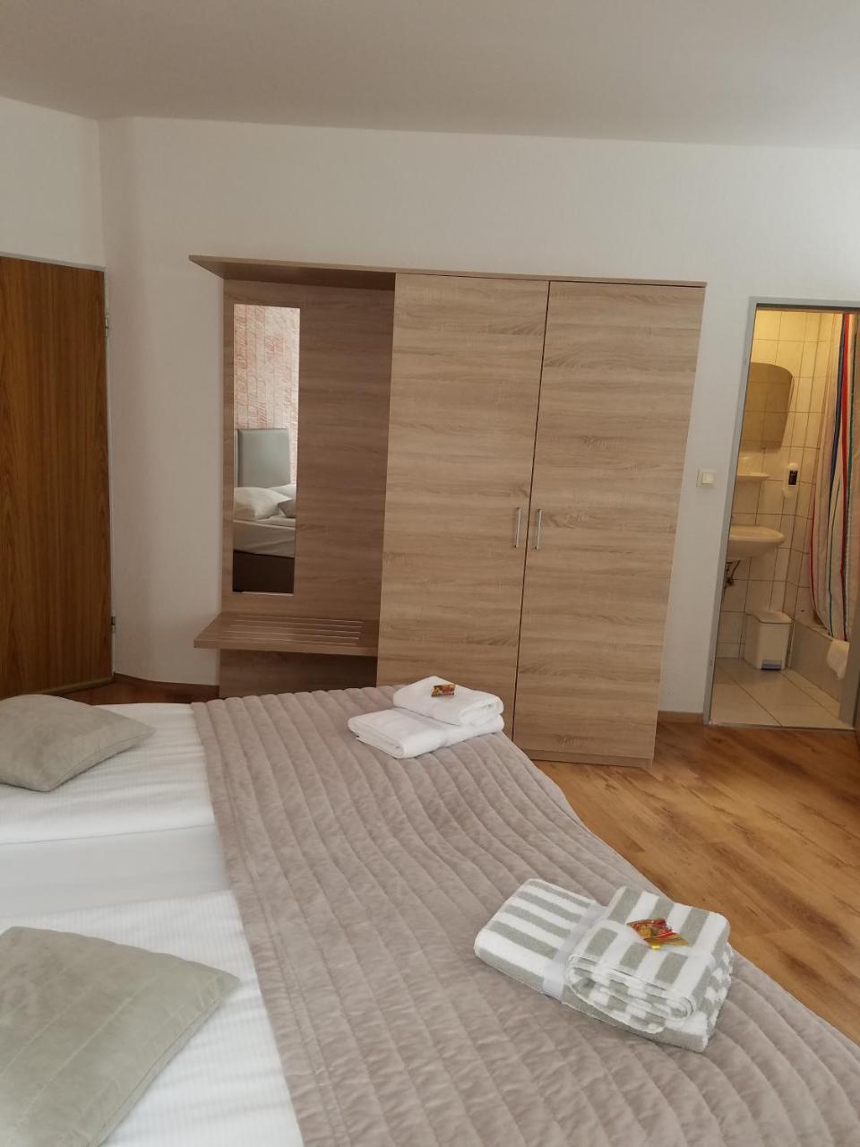 Hotel Monopol ฮิลเดน ภายนอก รูปภาพ
