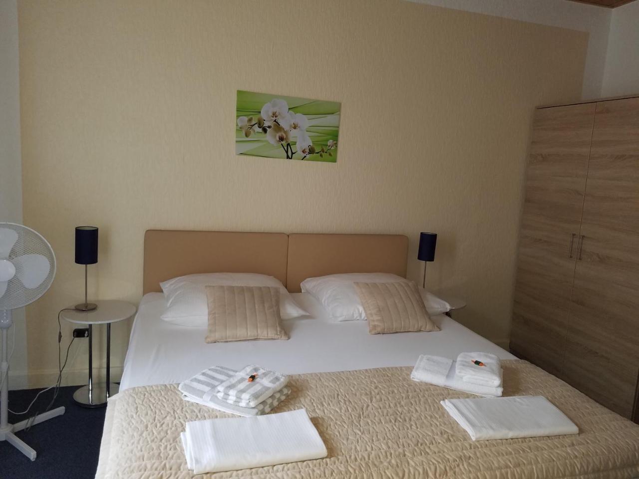 Hotel Monopol ฮิลเดน ภายนอก รูปภาพ